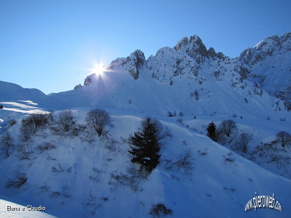16 Il sole illumina il sentiero.jpg